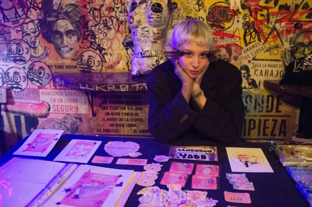 Puesto de feria gráfica independiente y stickers durante una fecha de La Fatal en Buenos Aires