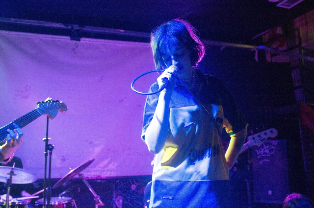 Lola Taba, cantante de Homogenica, cantando en vivo durante el show aniversario de La Fatal