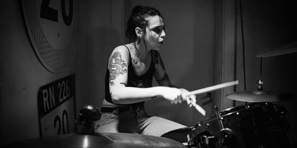 Camila Stone es mujer y baterista