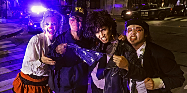 Show callejero de Fama y Guita en Buenos Aires, con patrulleros de fondo. Foto: Oniric Delic.